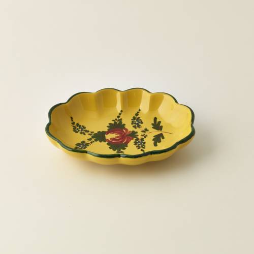 Oval scalloped party favour, 13.5 x 10 cm