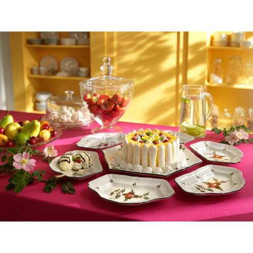 <p>SERVIZIO  DA DESSERT BIANCO FIORE X24 PERSONE</p>