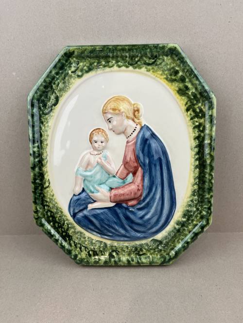 Madonna and Son. Dimensions: 22 x 26.2 x 28 cm.