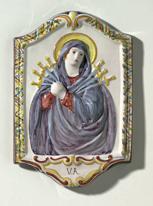 Vergine Addolorata (Cooperativa Ceramica). Dimensioni: 33,9 x 23,4 x 4 cm.