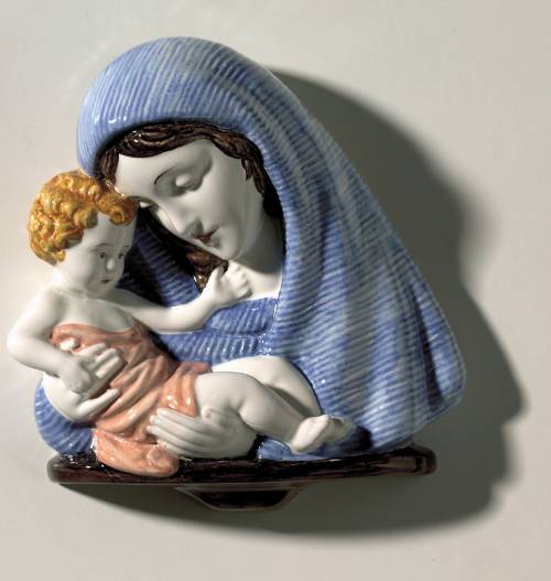 Small Madonna with Child. Dimensions: 21 x 22.5 x 6.5 cm.
