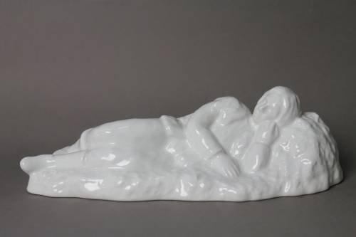 Dormiglione. Statua smaltata bianca, dimensione grande. 
