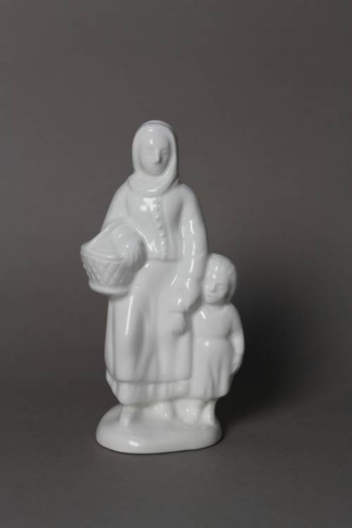 <p>Donna con bambino e cesto. Statua smaltata bianca, dimensione piccola.</p>