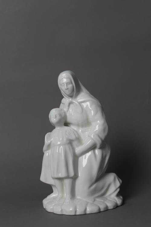 Donna con bambino. Statua smaltata bianca, dimensione grande. 